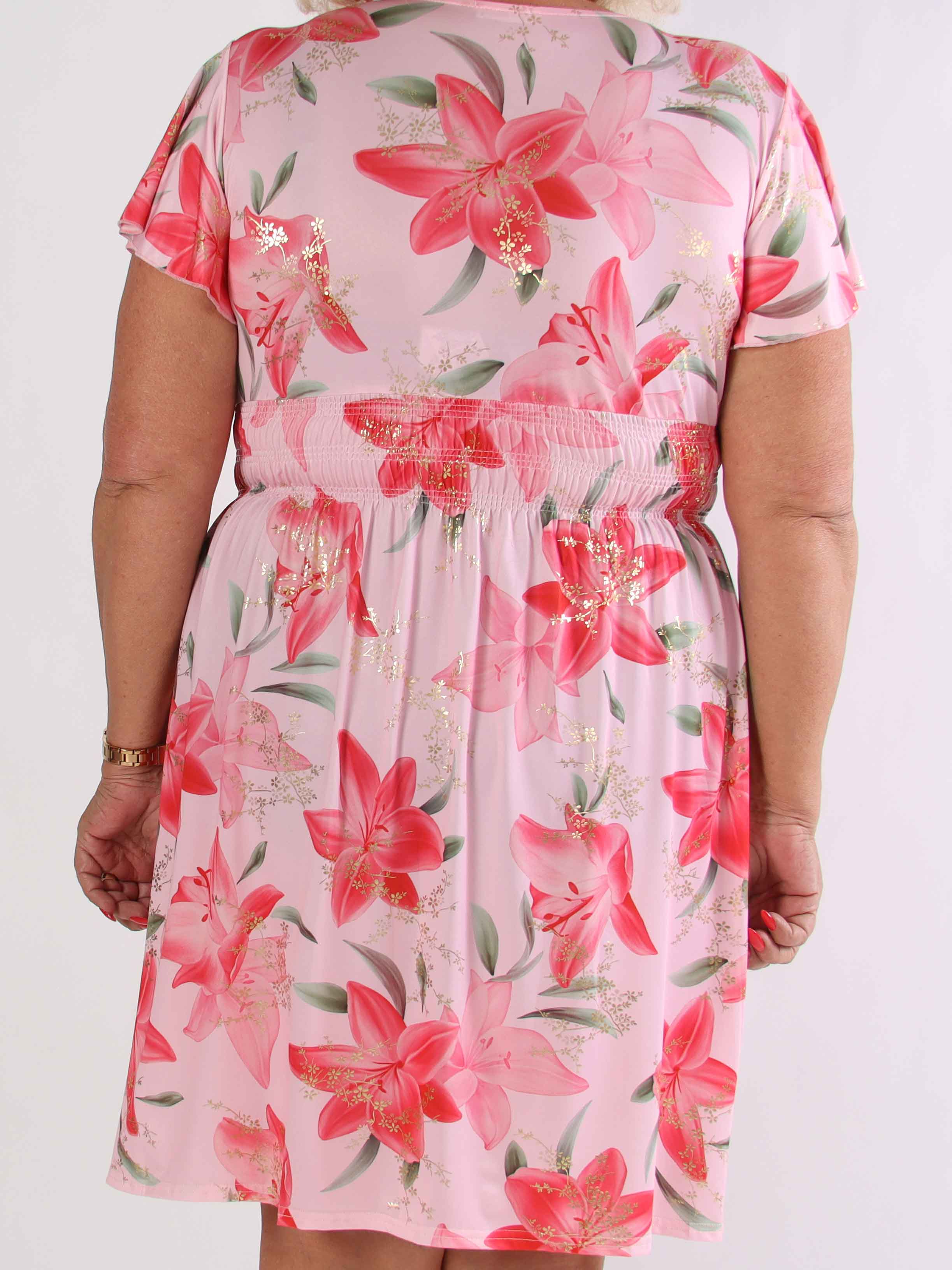 Pams Lilies Short - Kort elastisk plus size kjole med lilje motiver og guld detaljer